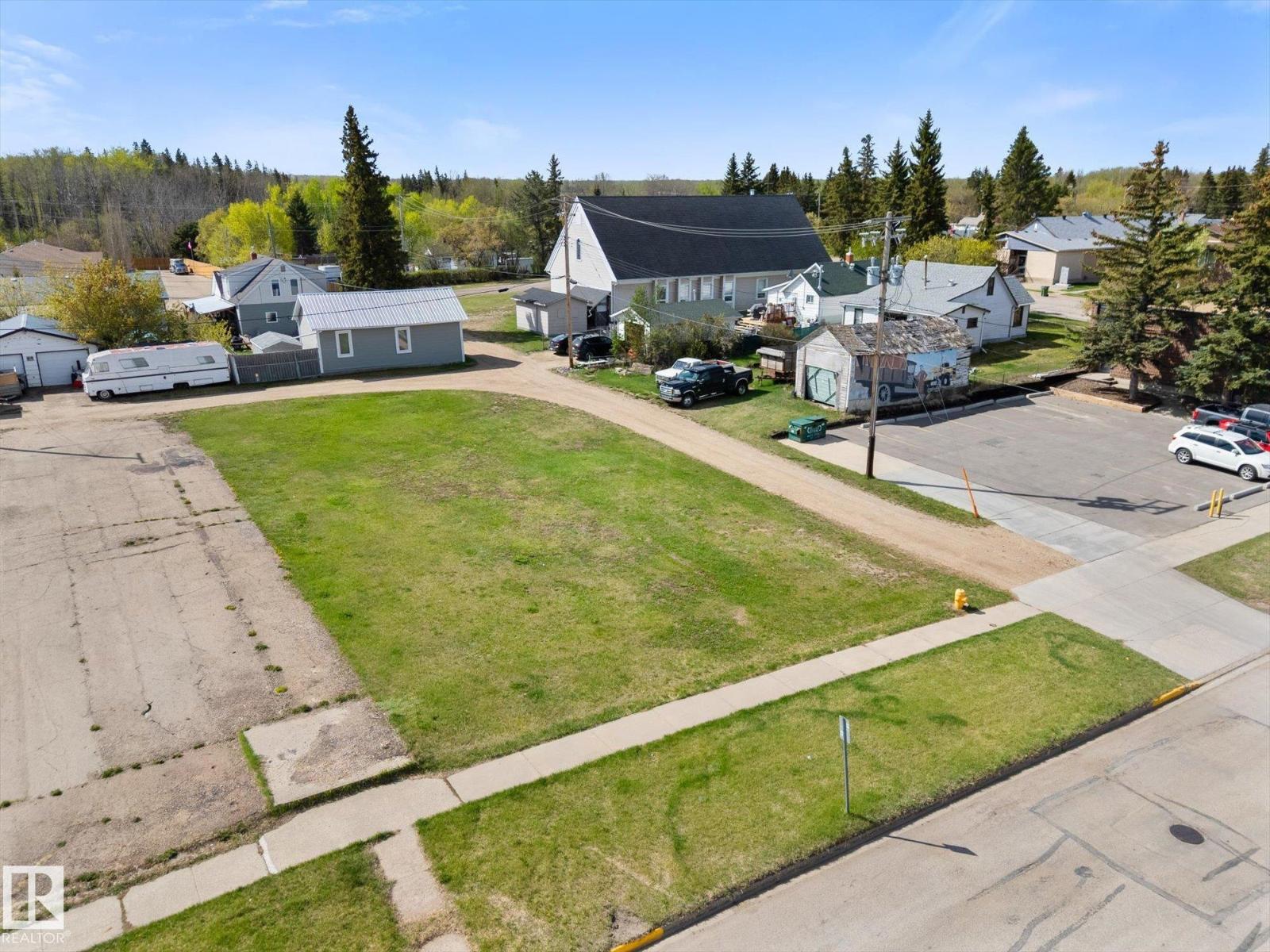 4923 49 Av Property Photo 3