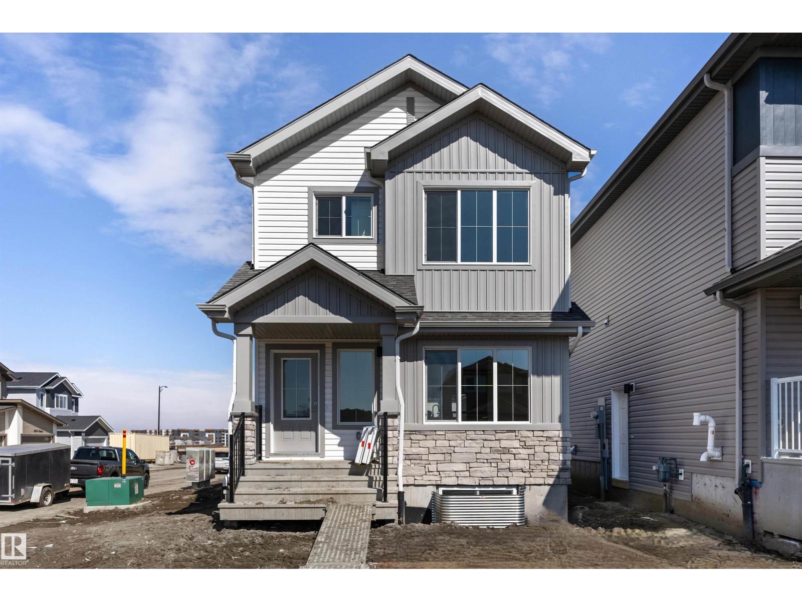 1060 14 AV NW Property Photo 1