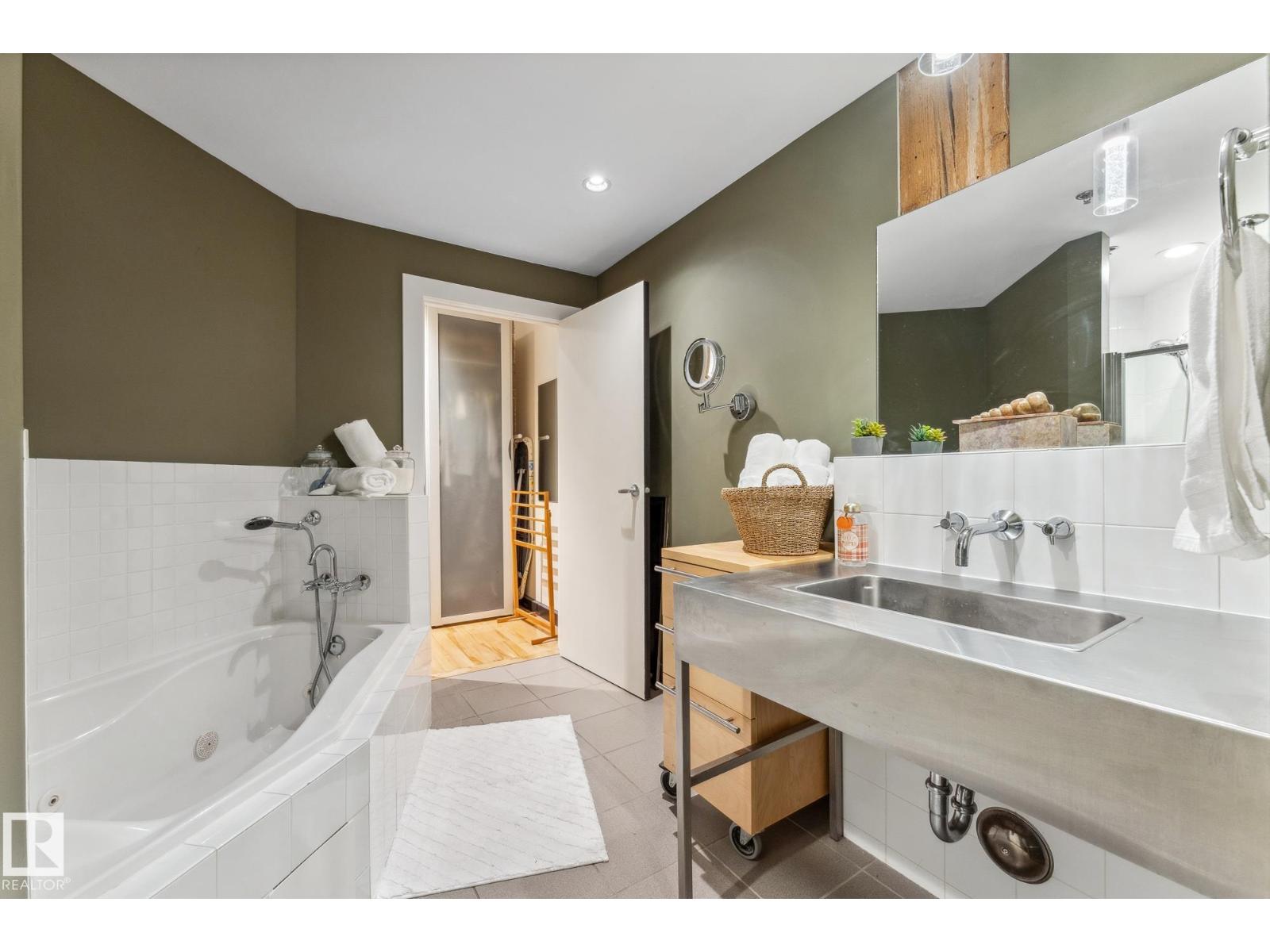 #302 10169 104 St Nw Property Photo 32