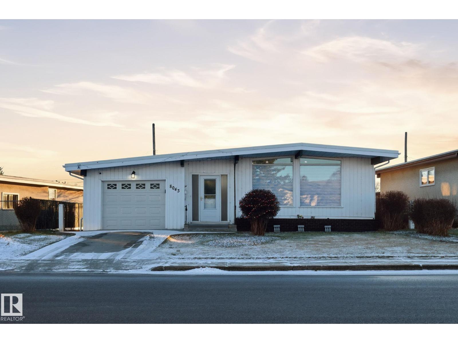 8043 135 AV NW