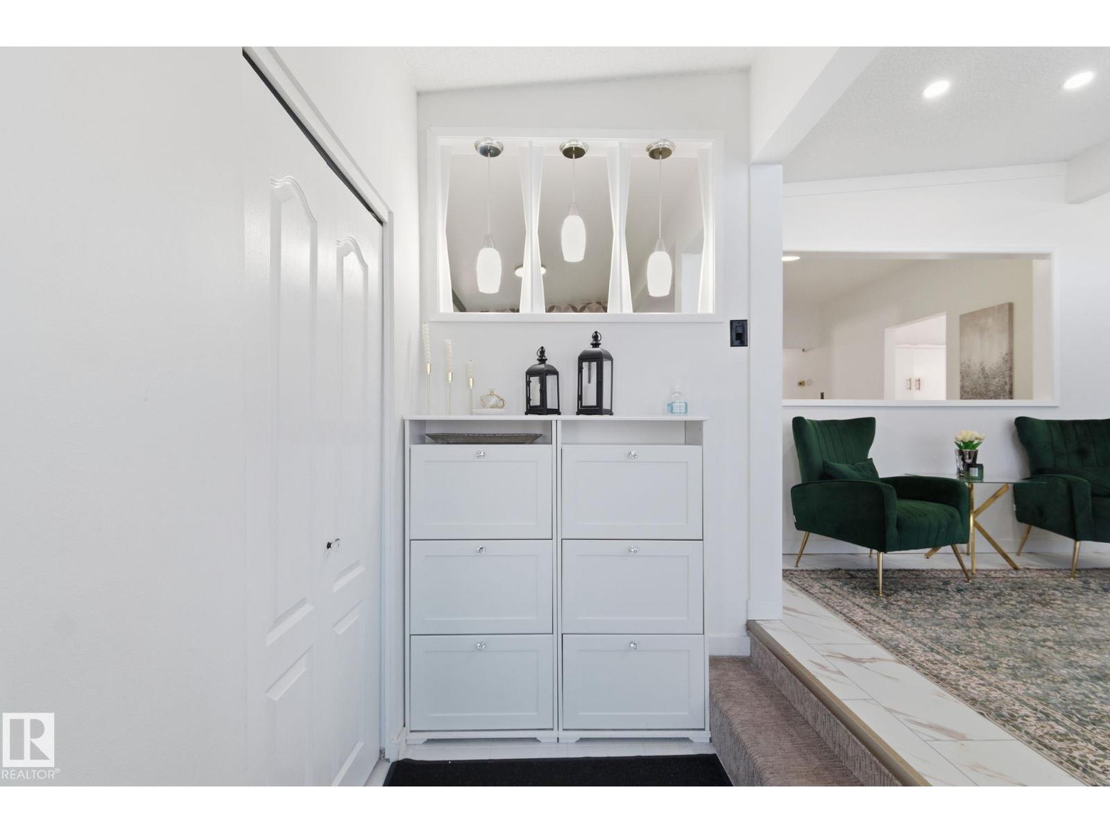 8043 135 Av Nw Property Photo 4