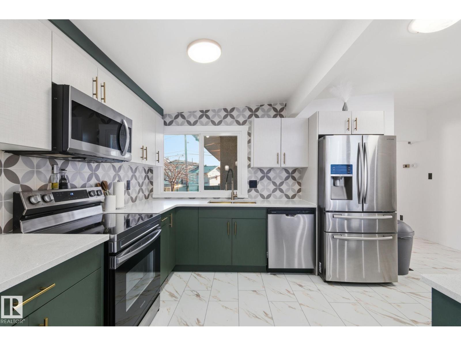 8043 135 Av Nw Property Photo 13