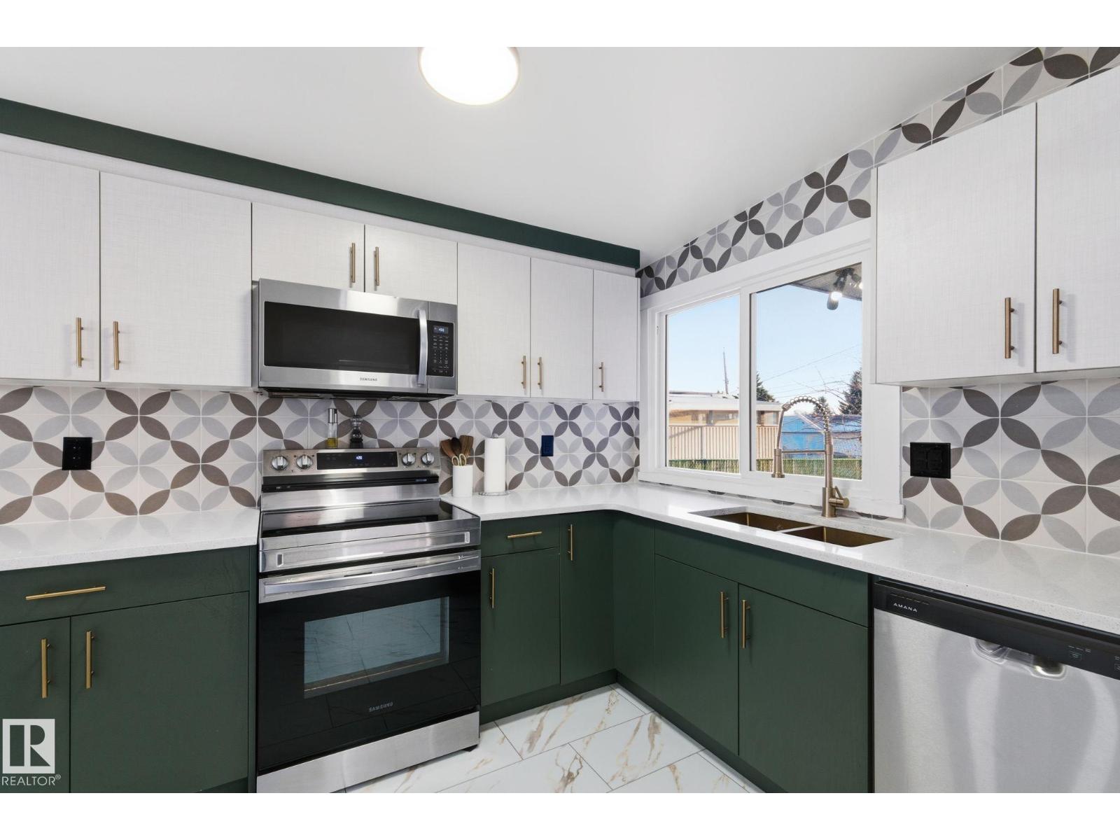 8043 135 Av Nw Property Photo 14