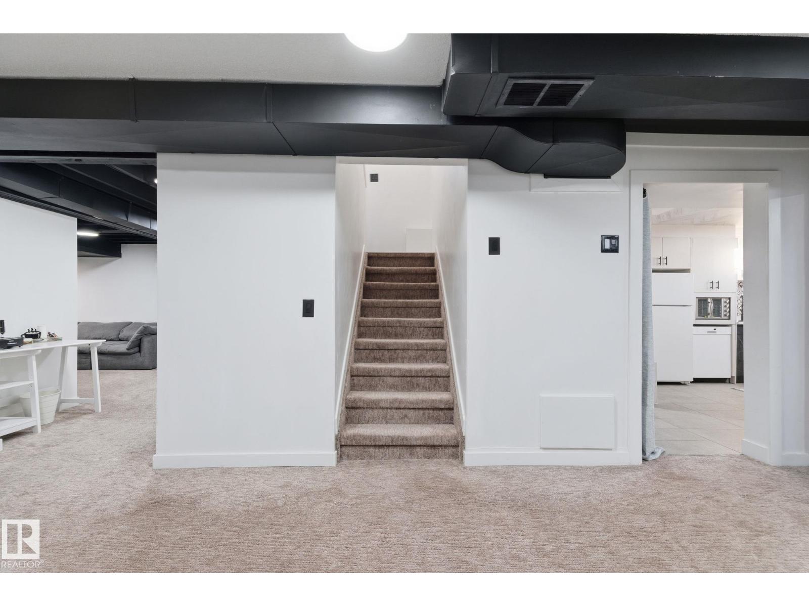 8043 135 Av Nw Property Photo 31