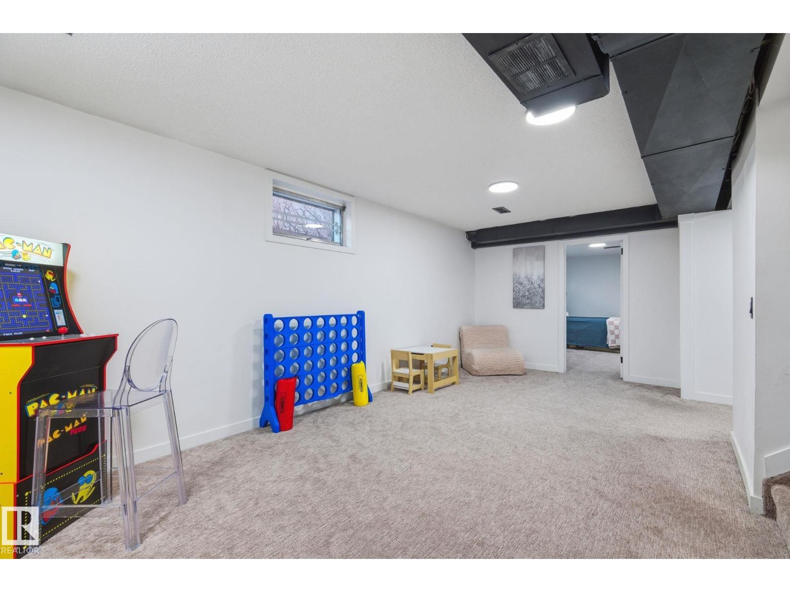 8043 135 Av Nw Property Photo 32