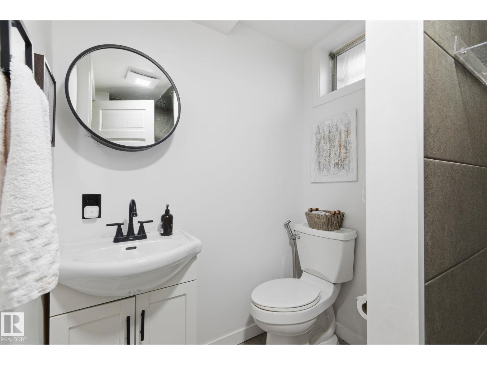 8043 135 Av Nw Property Photo 35