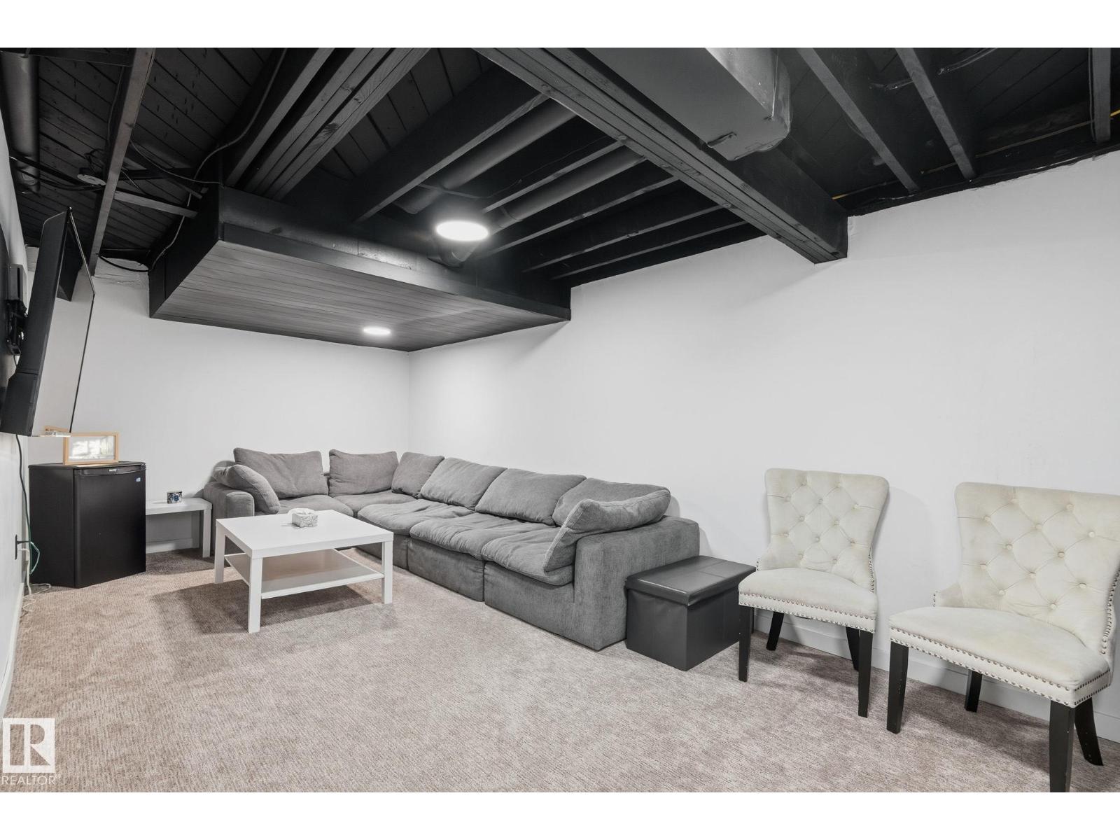8043 135 Av Nw Property Photo 44