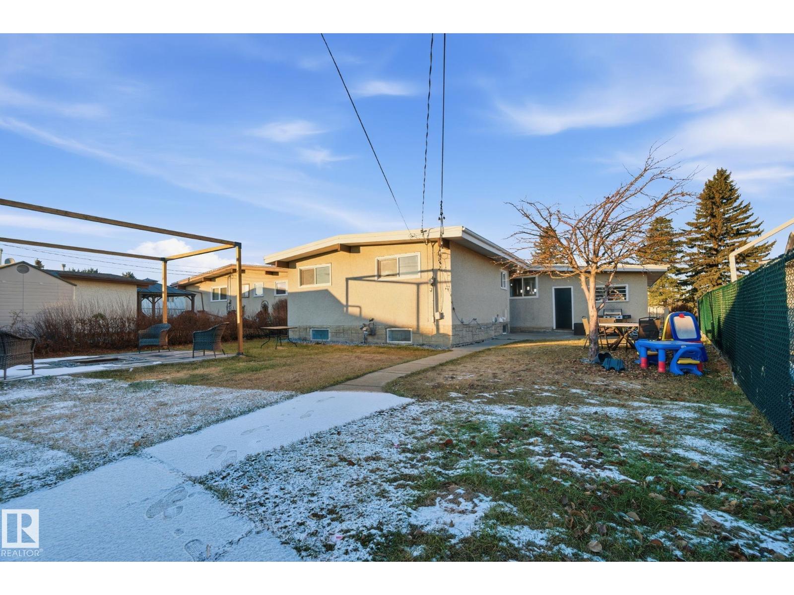 8043 135 Av Nw Property Photo 46