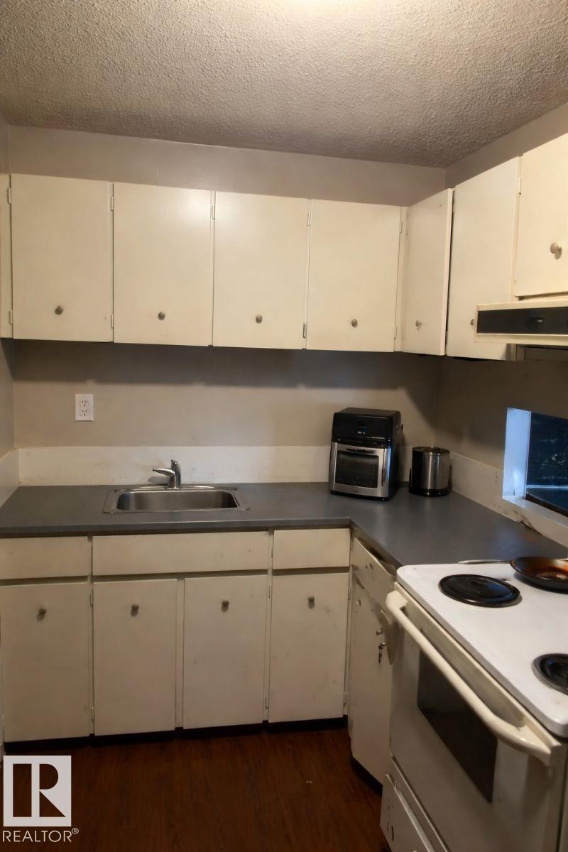 #4 3819 76 St Nw Property Photo 2
