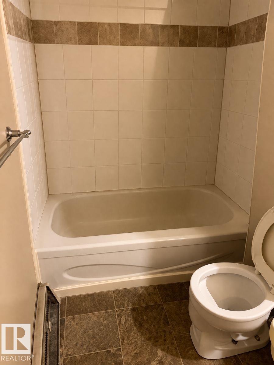 #4 3819 76 St Nw Property Photo 6