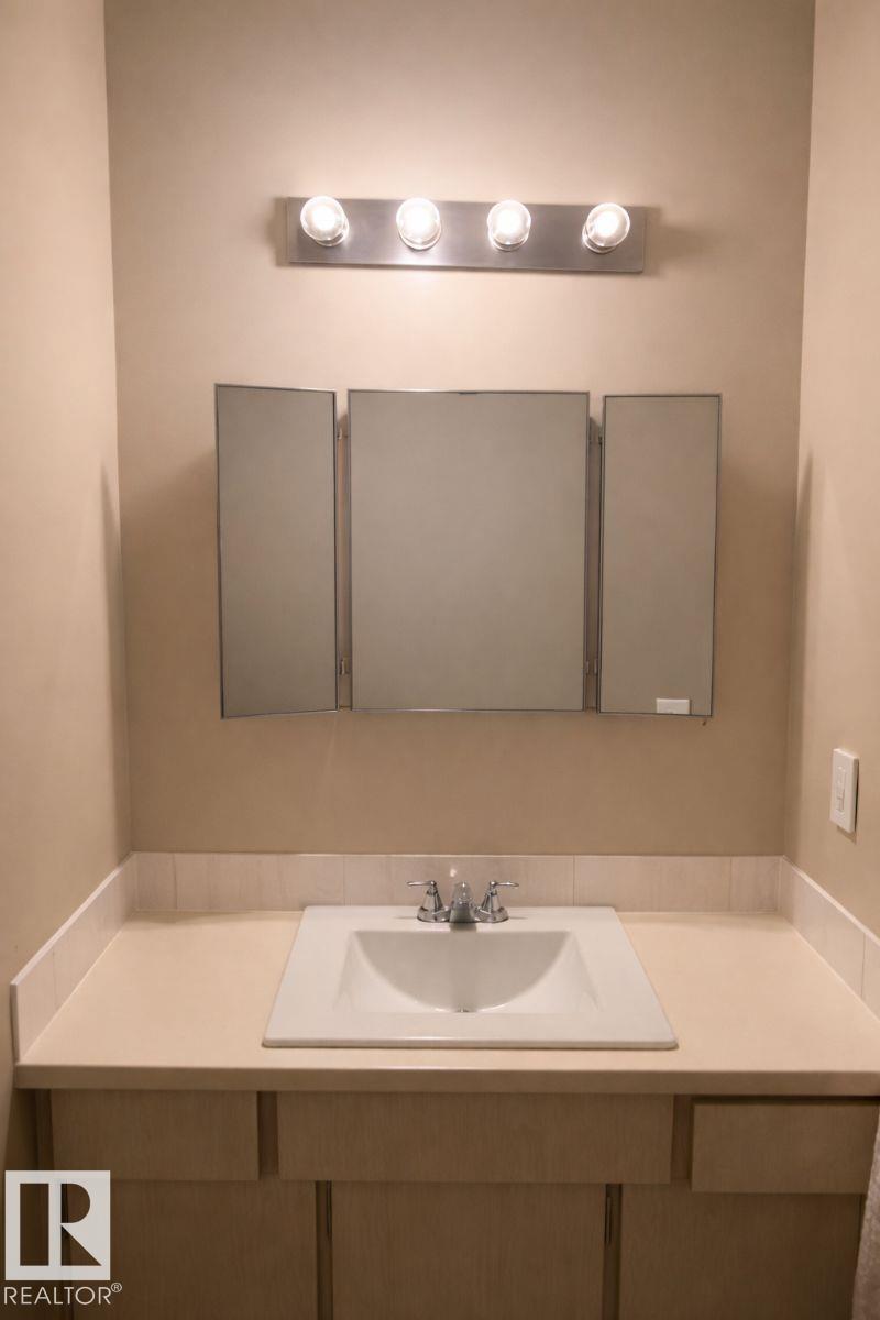 #4 3819 76 St Nw Property Photo 7