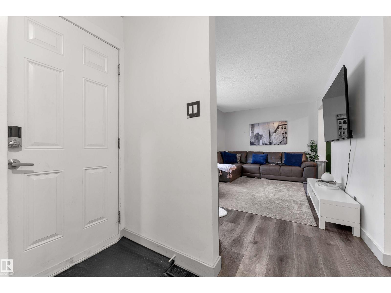 #7 14115 82 St Nw Property Photo 2