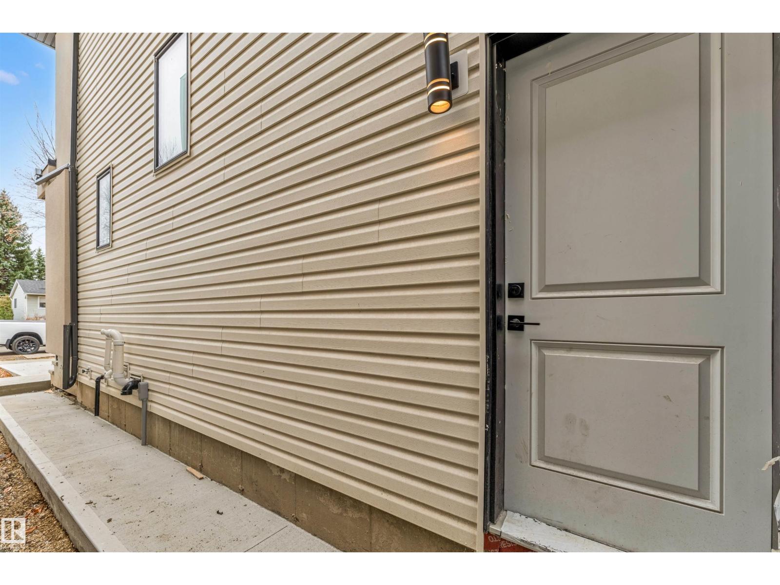 7934 77 Av Nw Property Photo 5