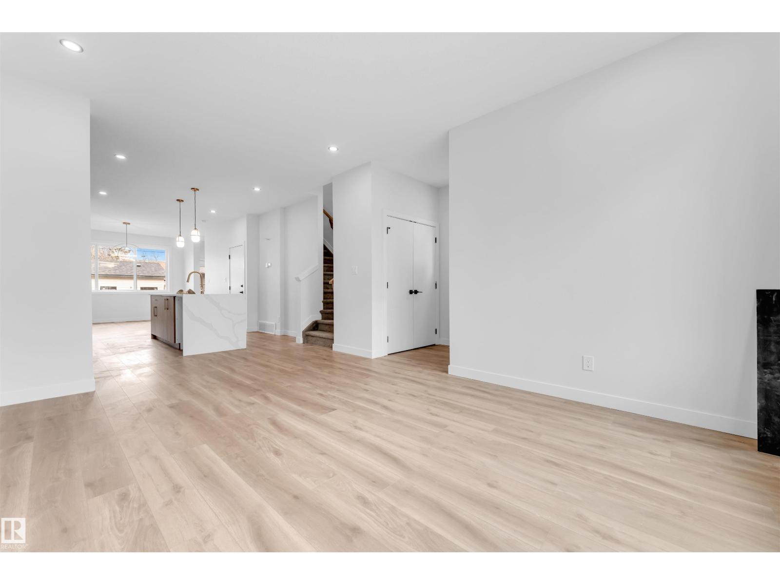 7934 77 Av Nw Property Photo 11