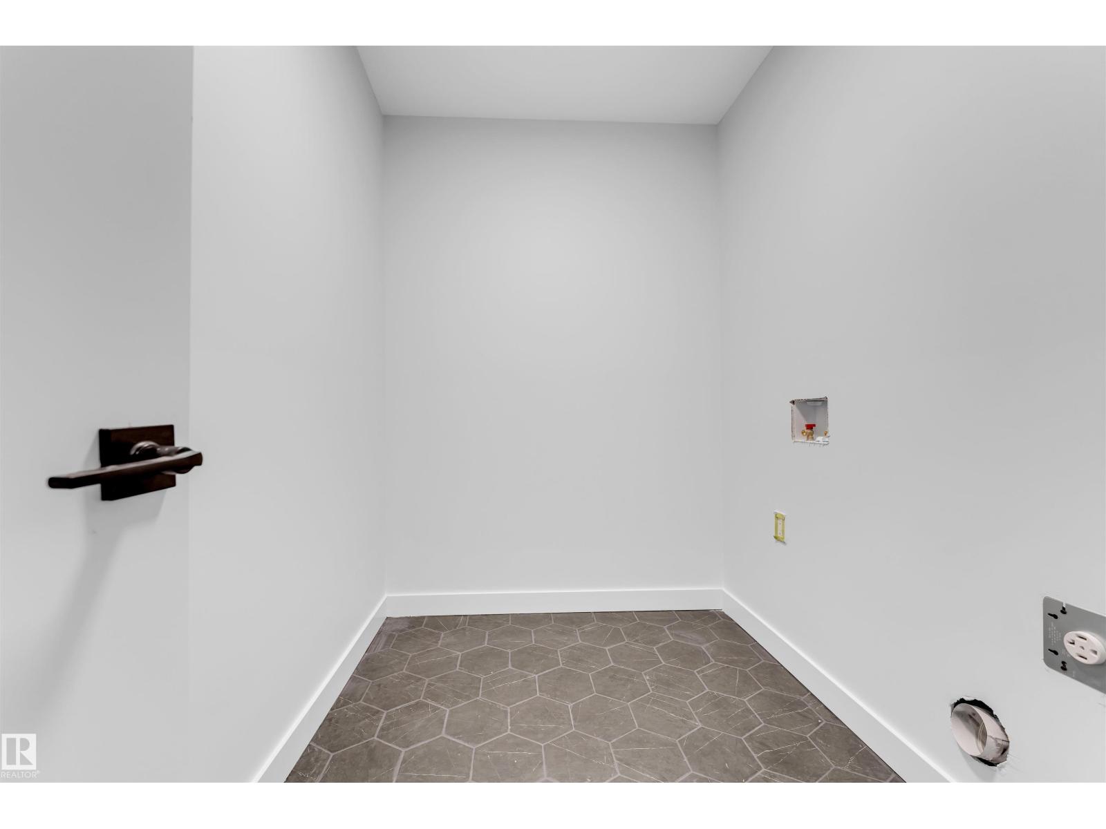 7934 77 Av Nw Property Photo 37