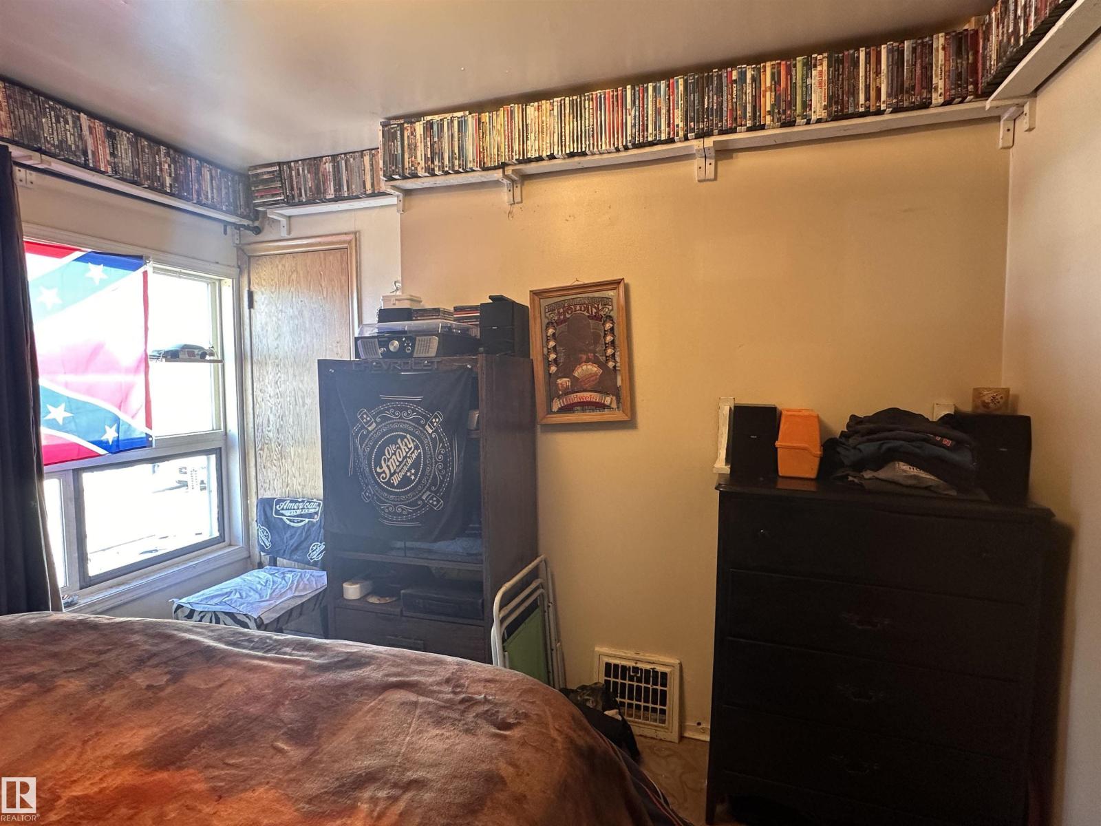 10528 100 Av Property Photo 22