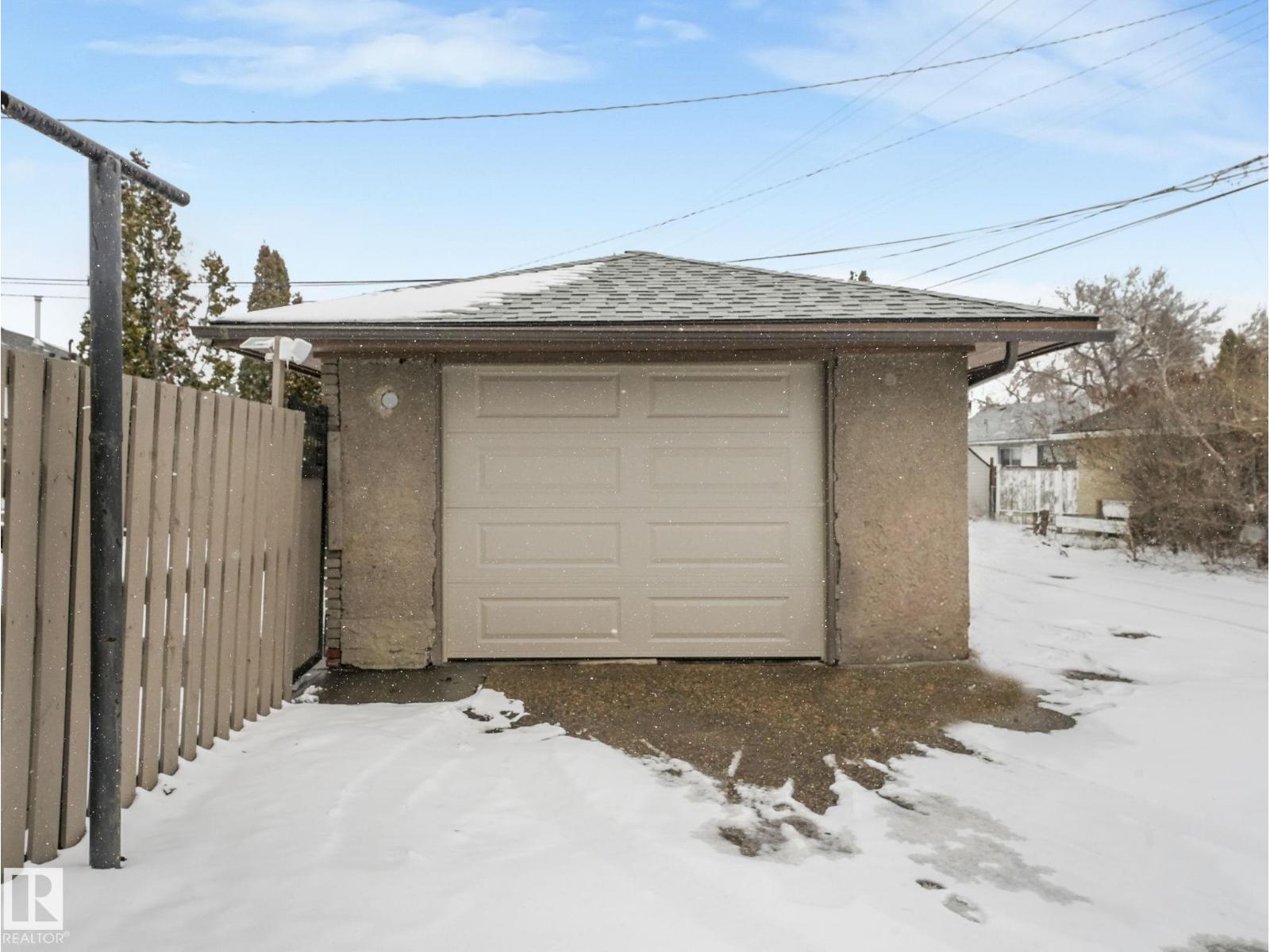 7607 70 Av Nw Property Photo 9
