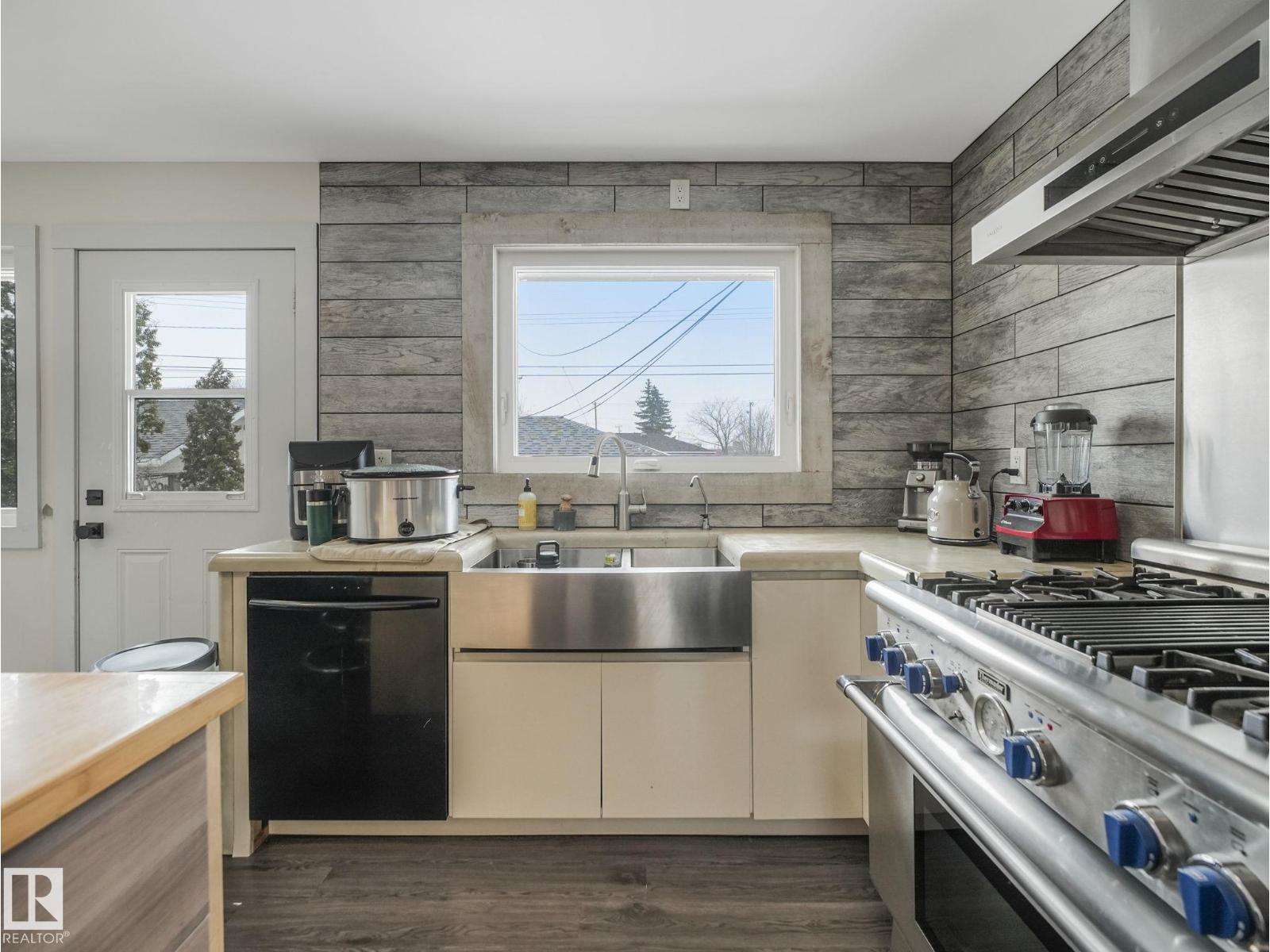 7607 70 Av Nw Property Photo 16