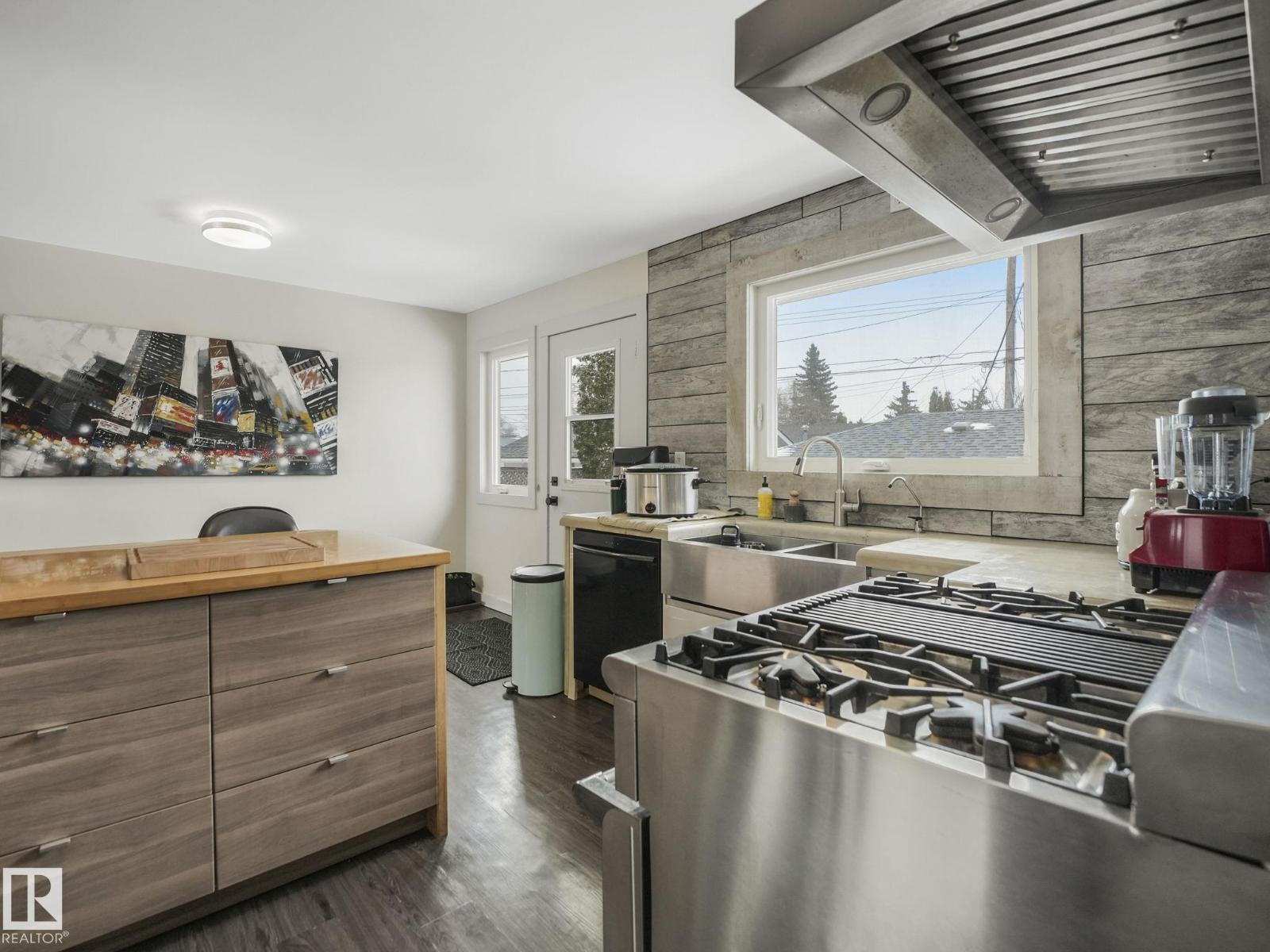 7607 70 Av Nw Property Photo 17