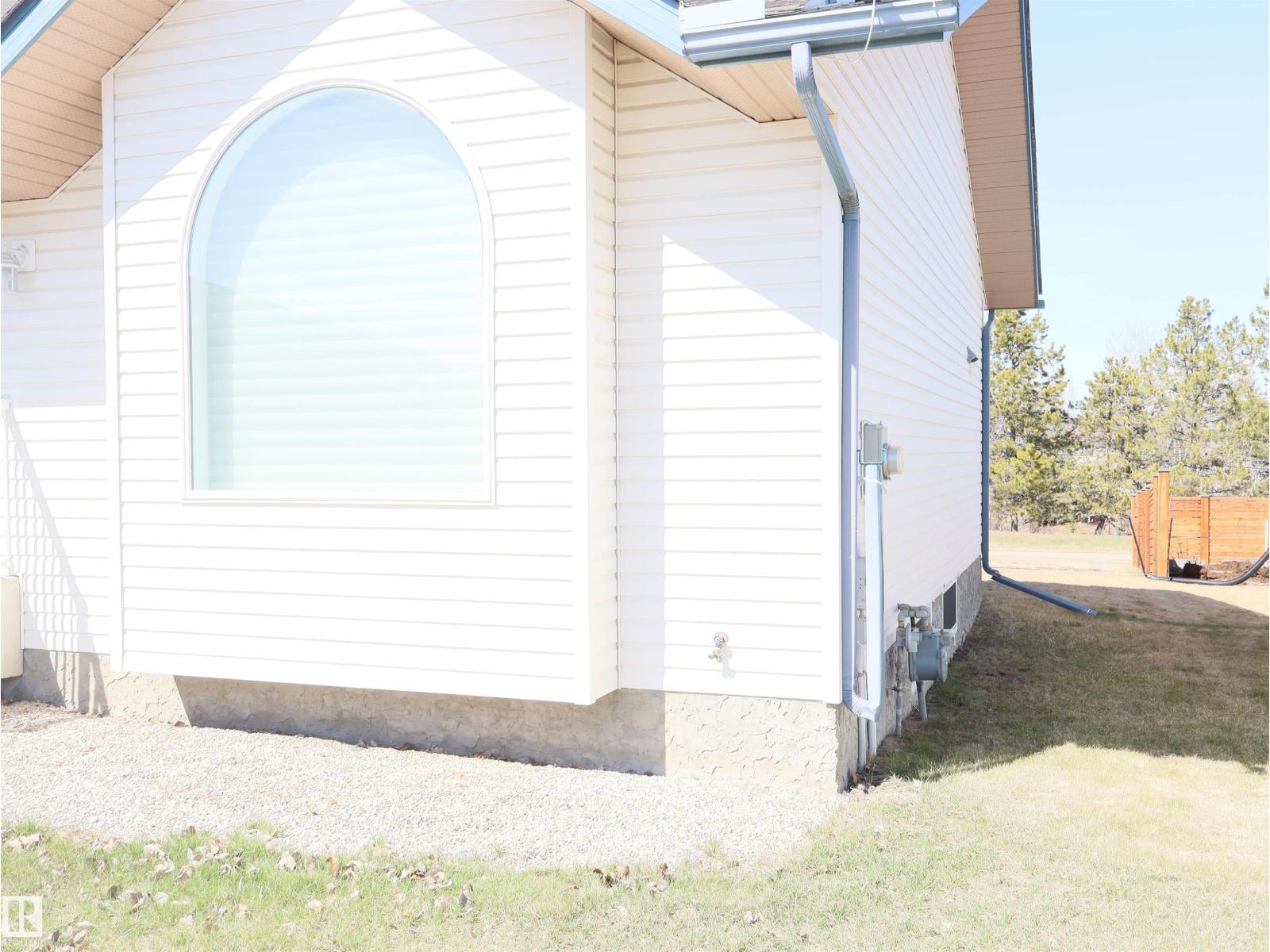 5802 52 Av Property Photo 3
