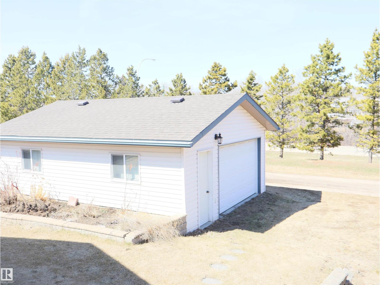 5802 52 Av Property Photo 9