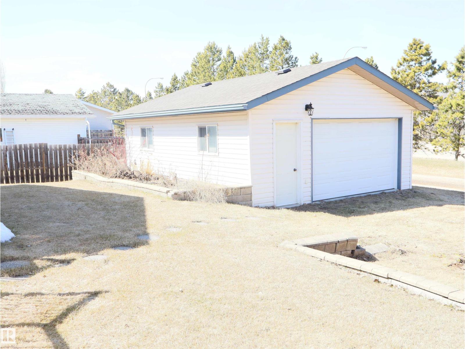 5802 52 Av Property Photo 15