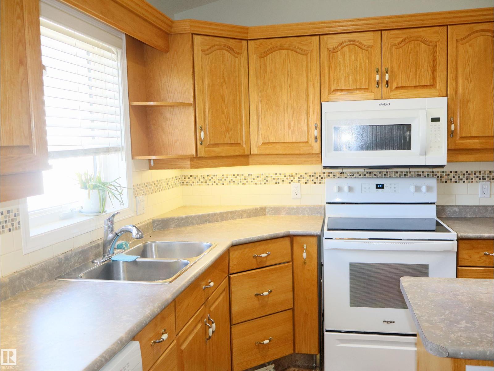 5802 52 Av Property Photo 16