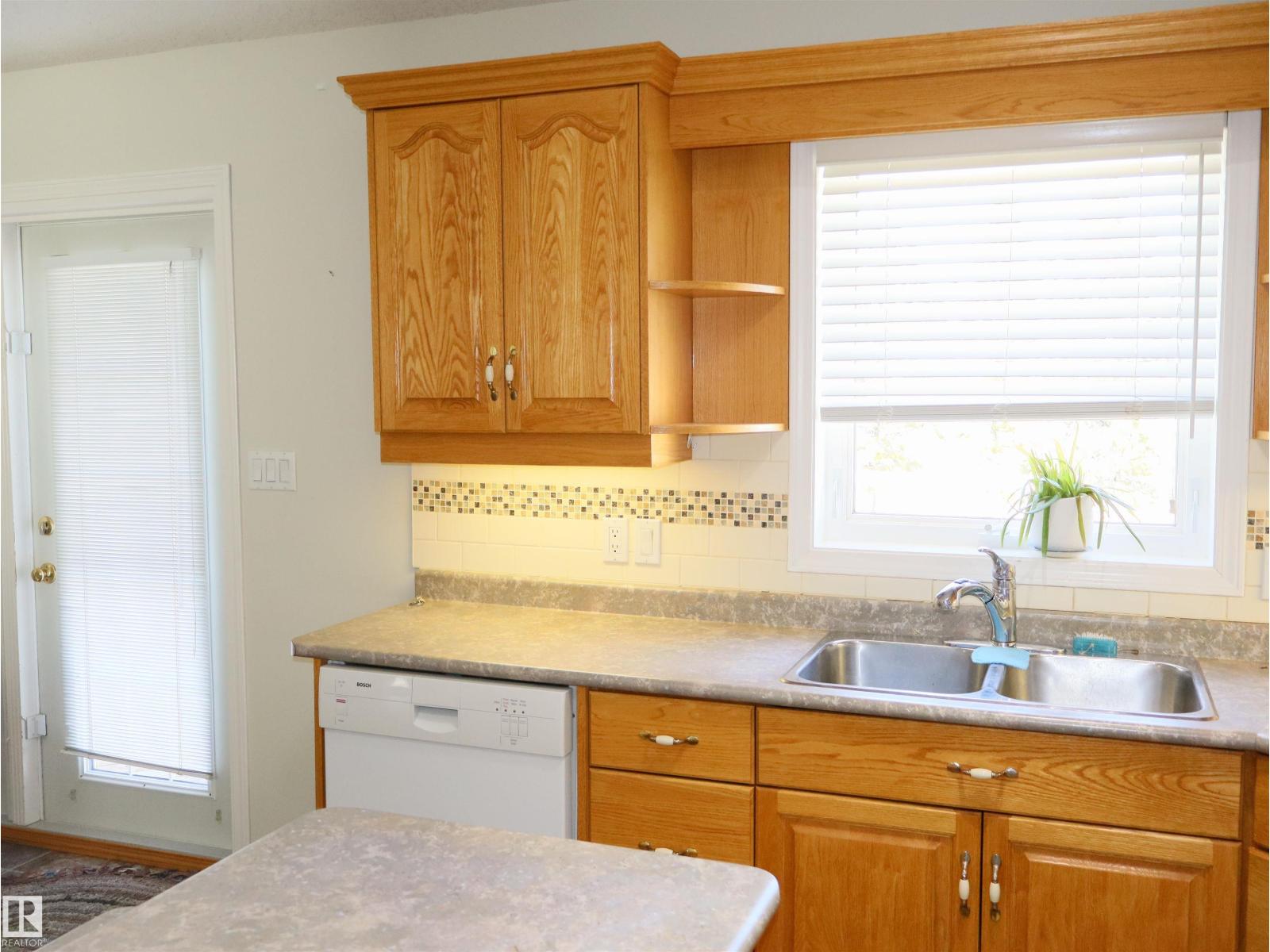 5802 52 Av Property Photo 17