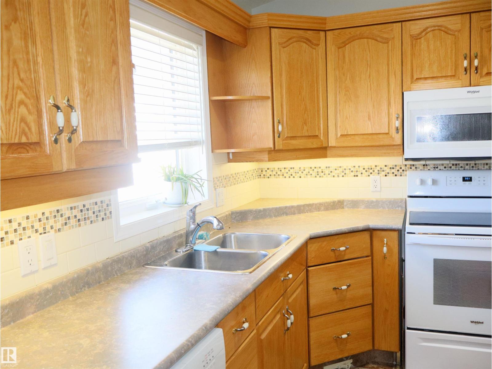 5802 52 Av Property Photo 19