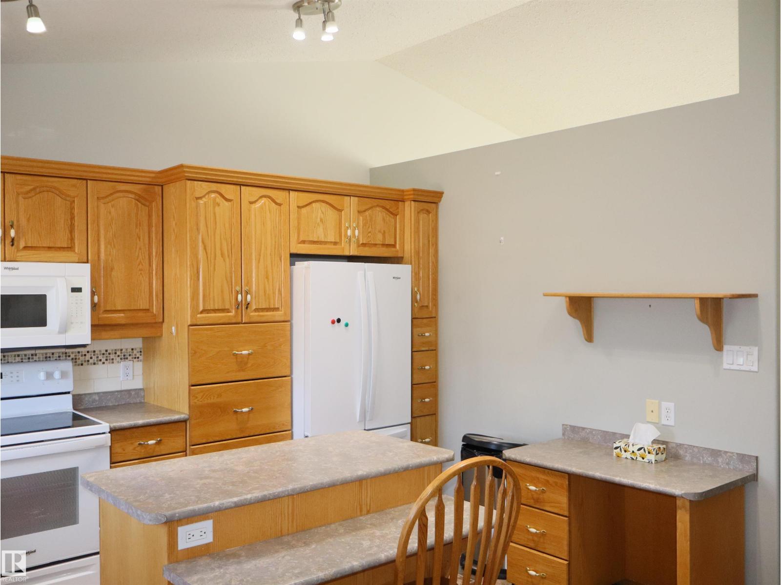 5802 52 Av Property Photo 20