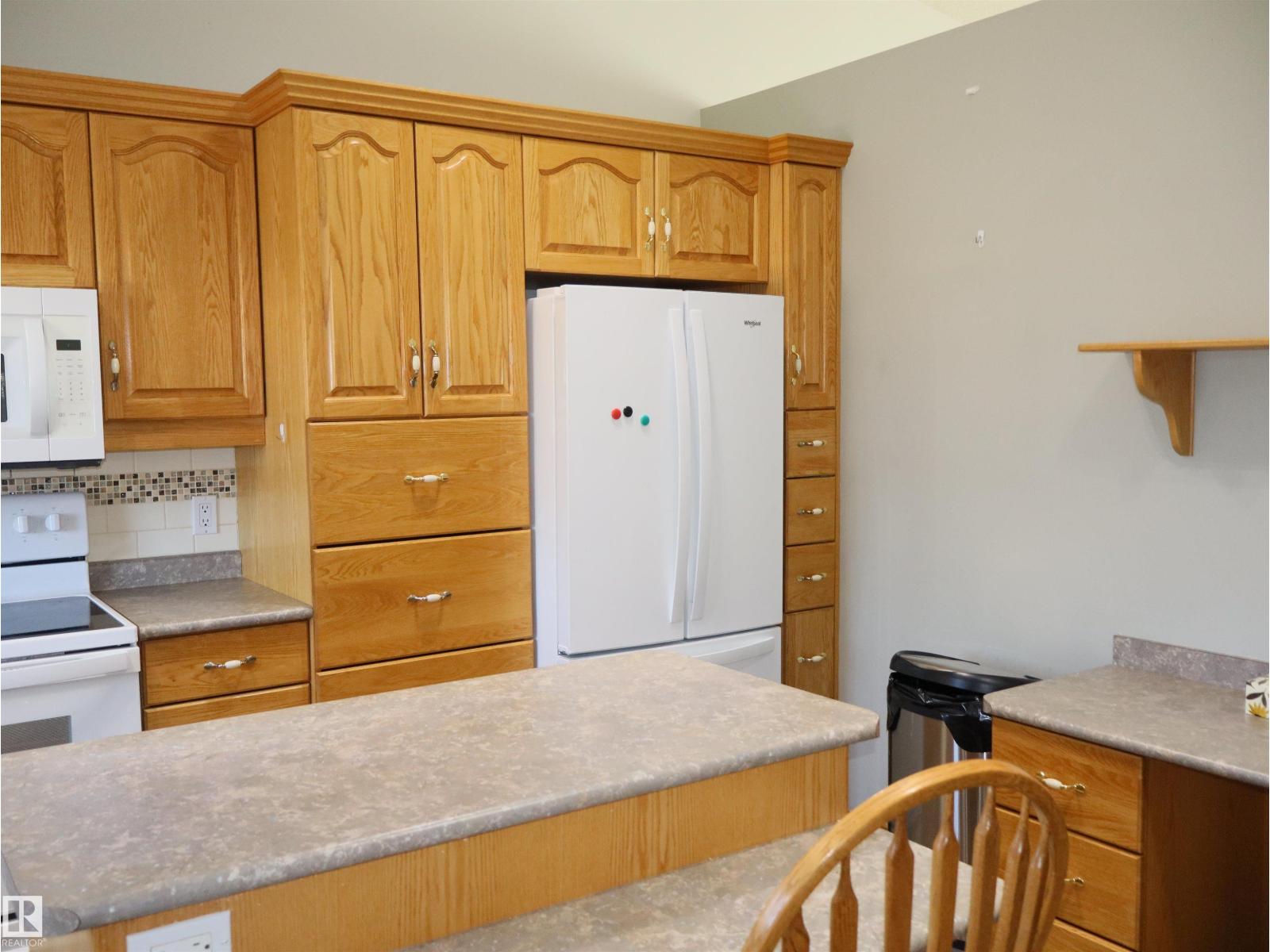 5802 52 Av Property Photo 21