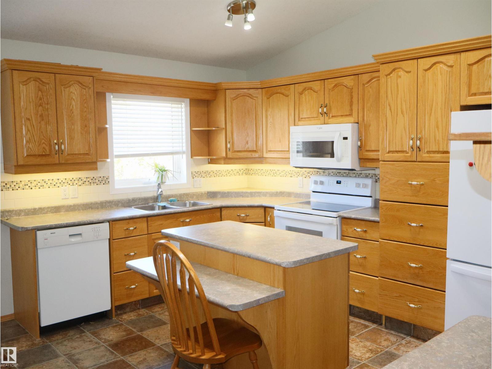 5802 52 Av Property Photo 22