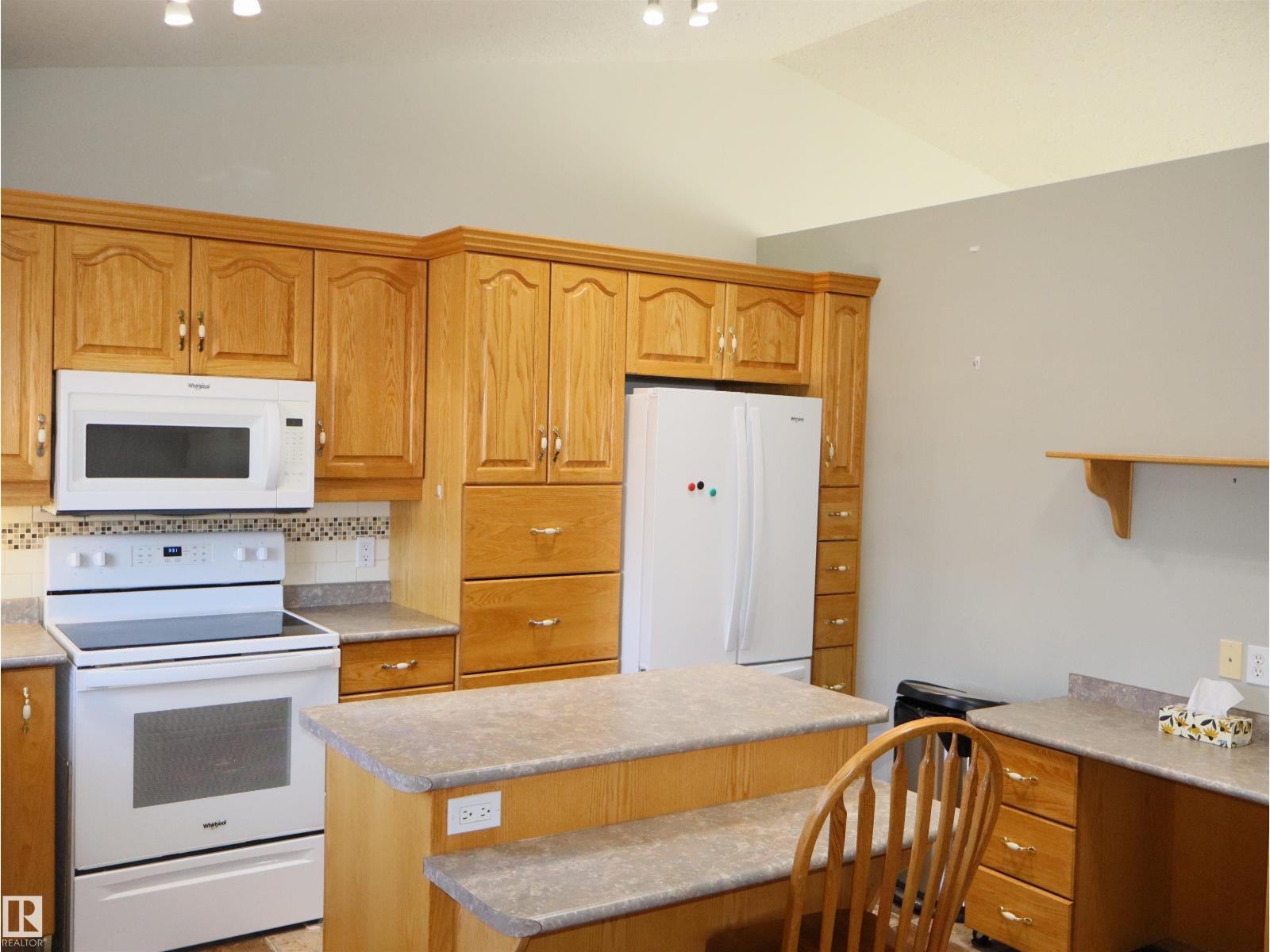 5802 52 Av Property Photo 23