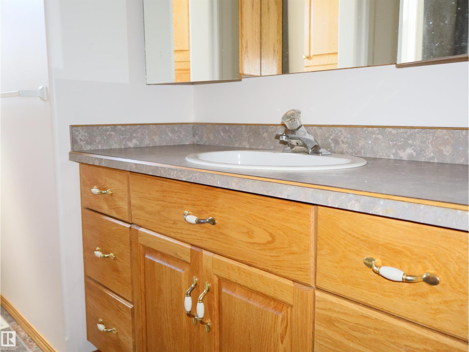 5802 52 Av Property Photo 31