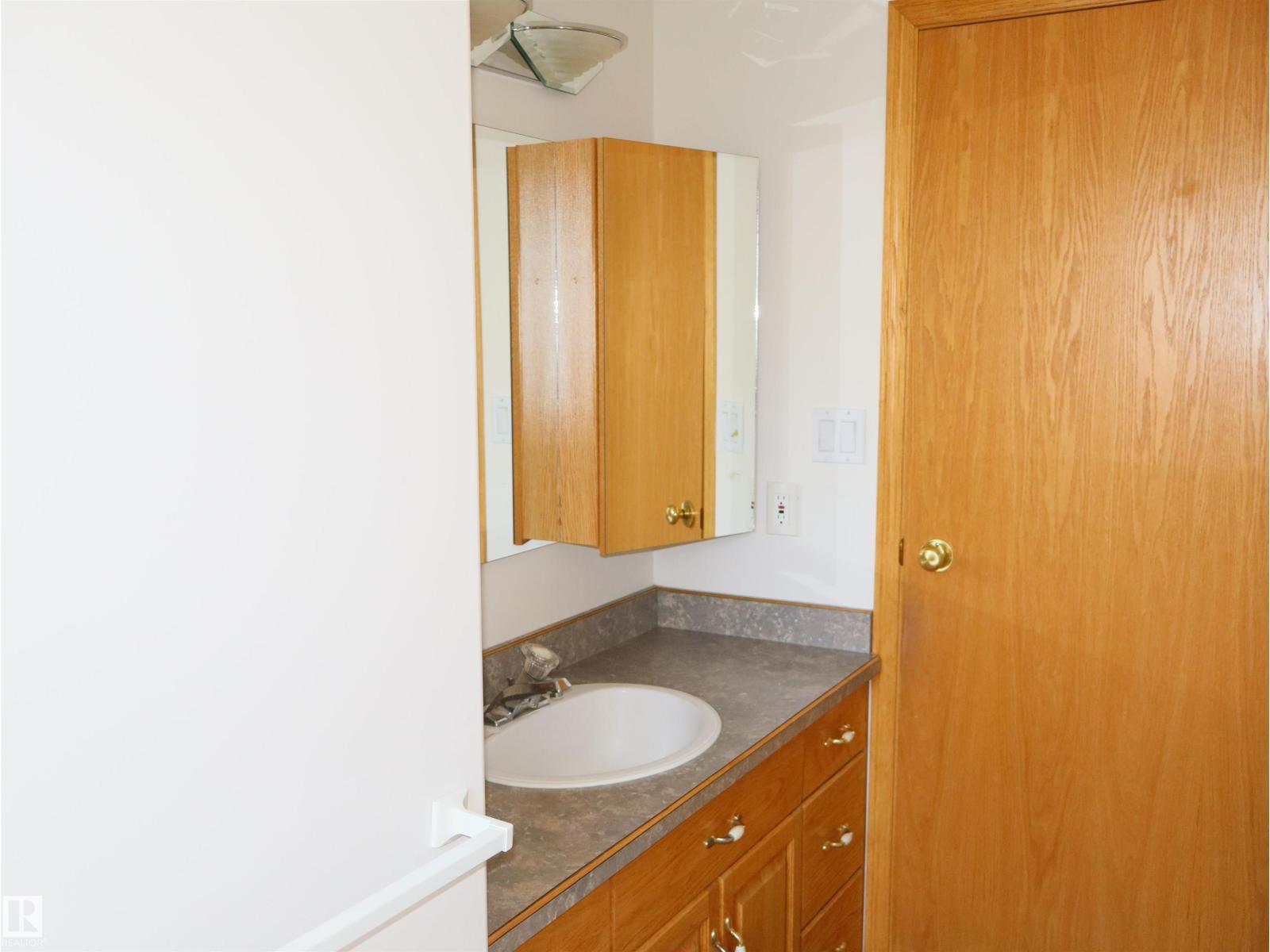 5802 52 Av Property Photo 32