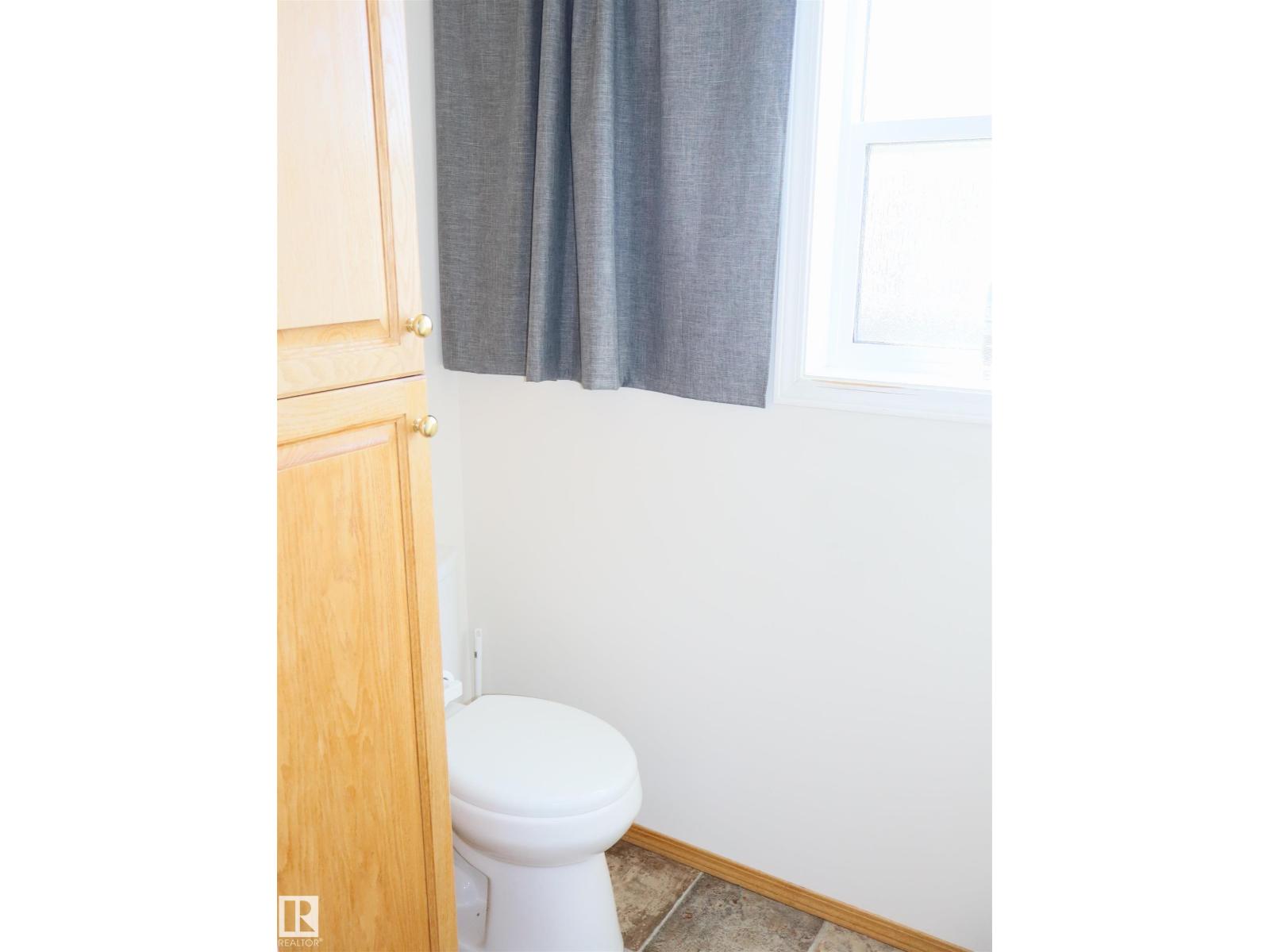 5802 52 Av Property Photo 33