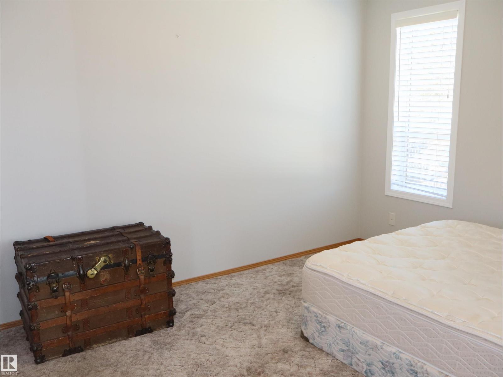 5802 52 Av Property Photo 34