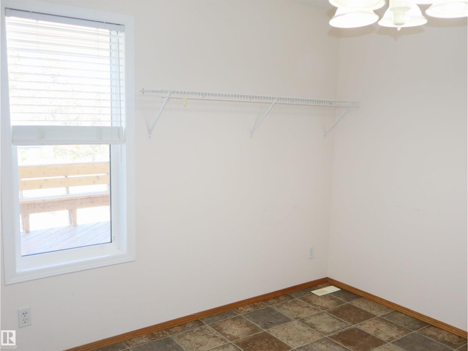 5802 52 Av Property Photo 37