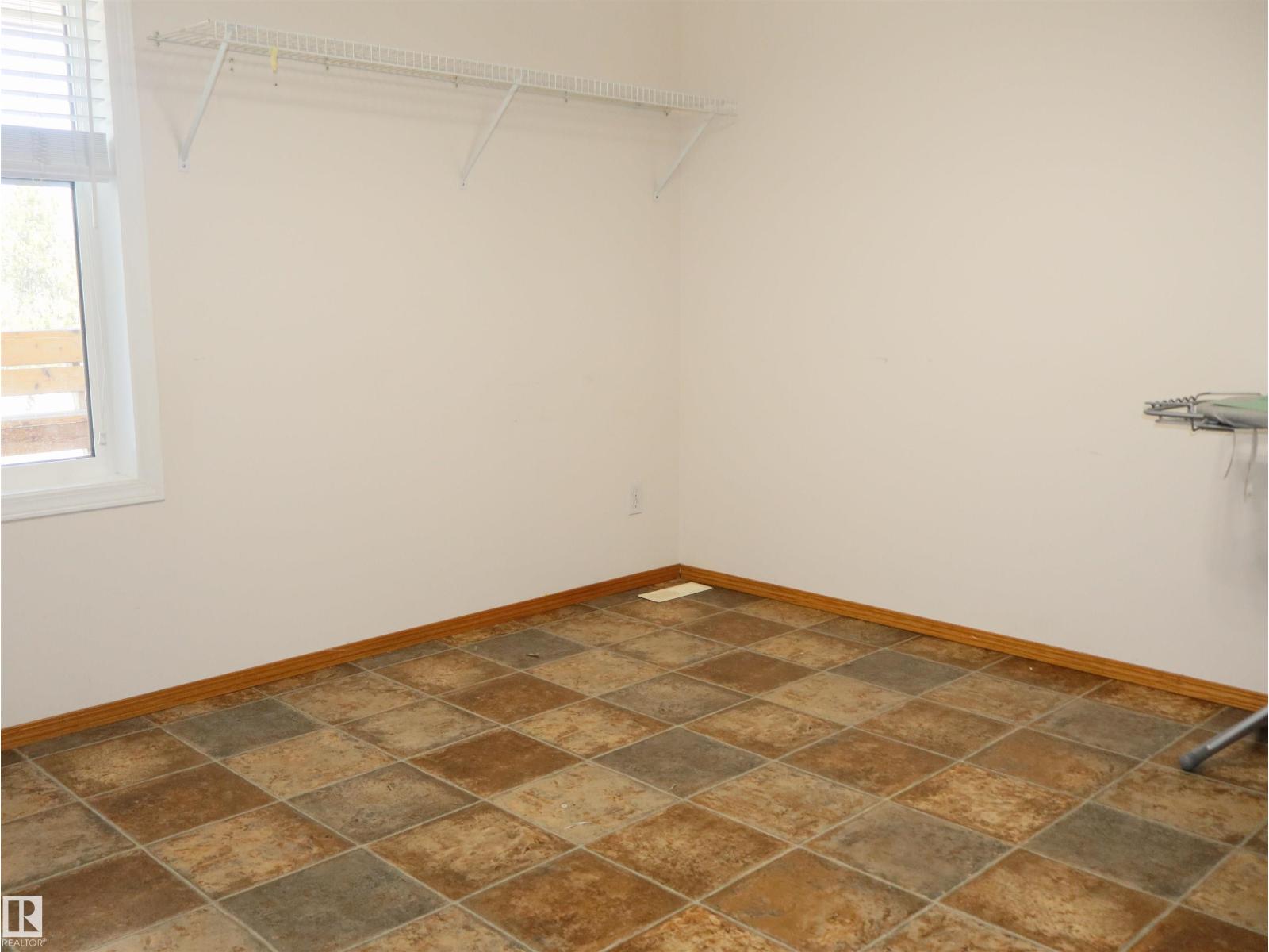 5802 52 Av Property Photo 38