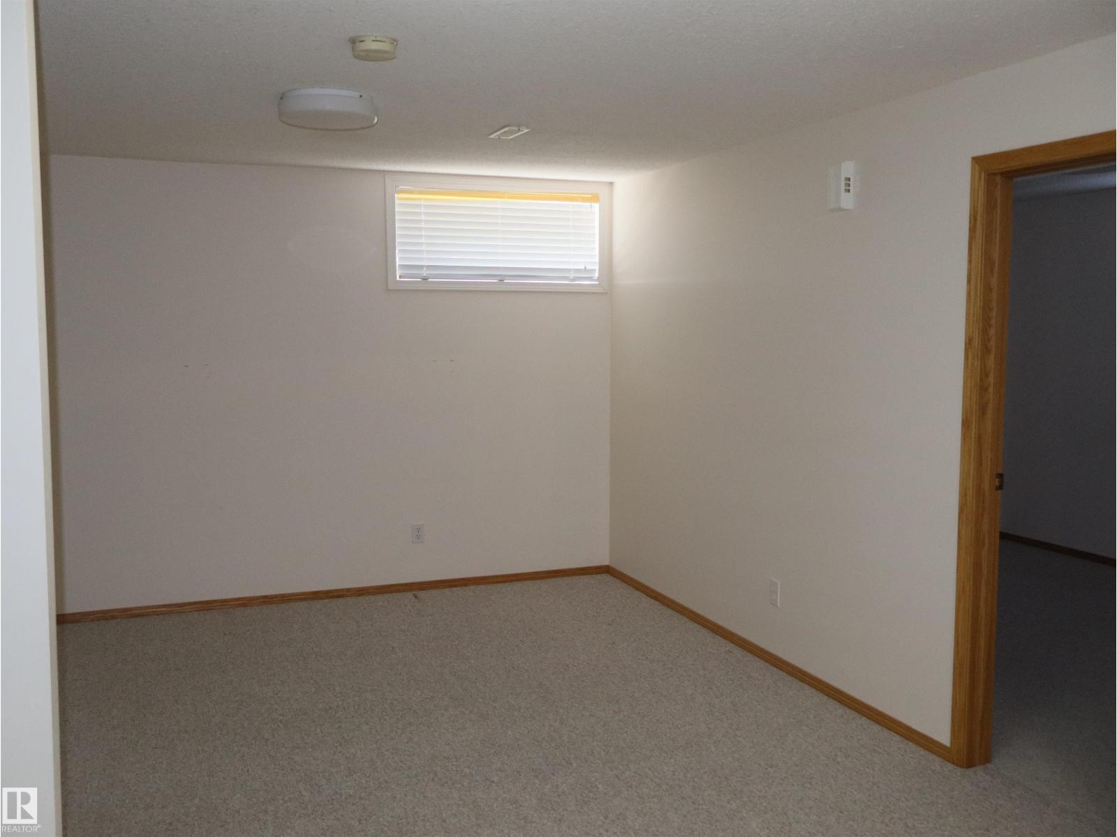 5802 52 Av Property Photo 44