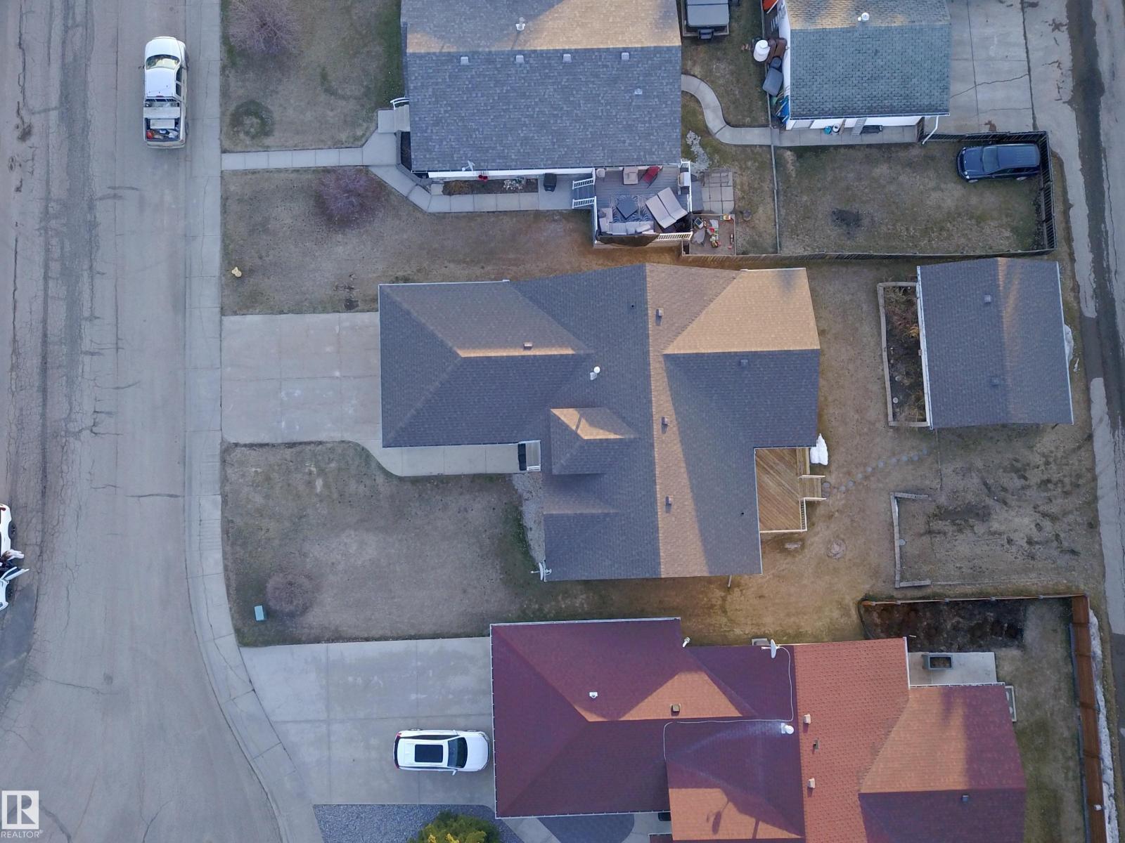5802 52 Av Property Photo 56