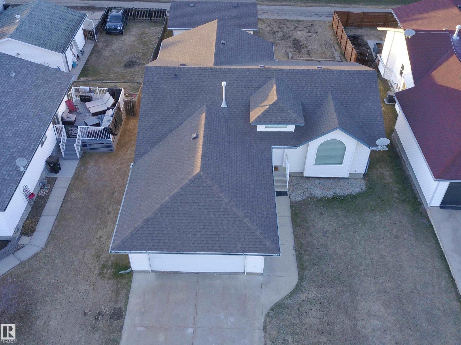 5802 52 Av Property Photo 58