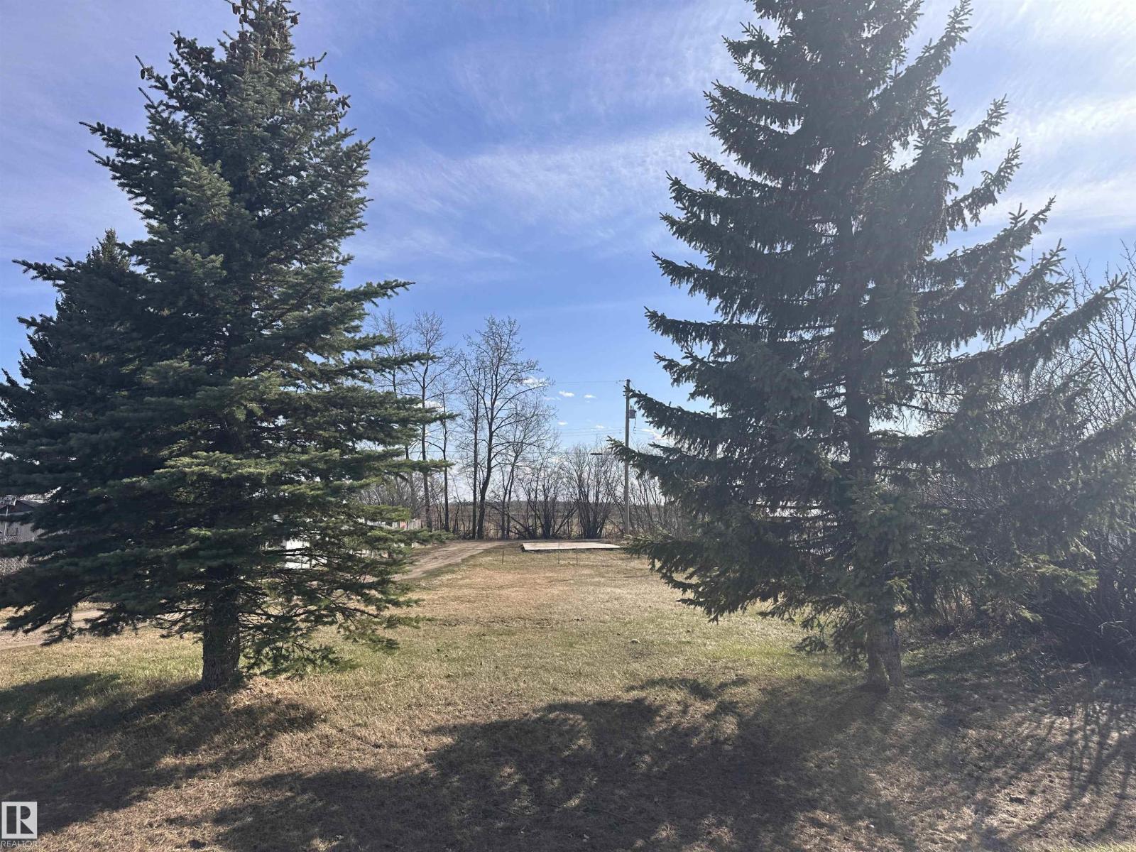 5211 50 Av Property Photo 1