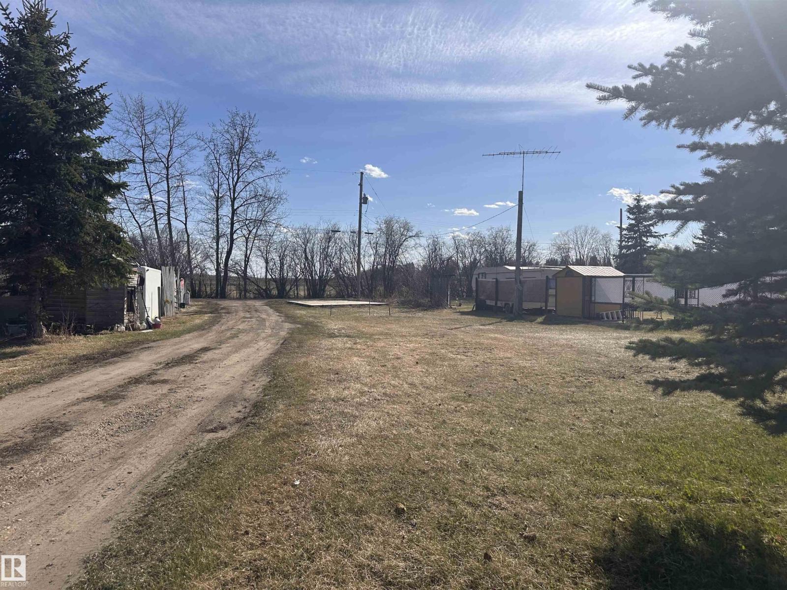 5211 50 Av Property Photo 3