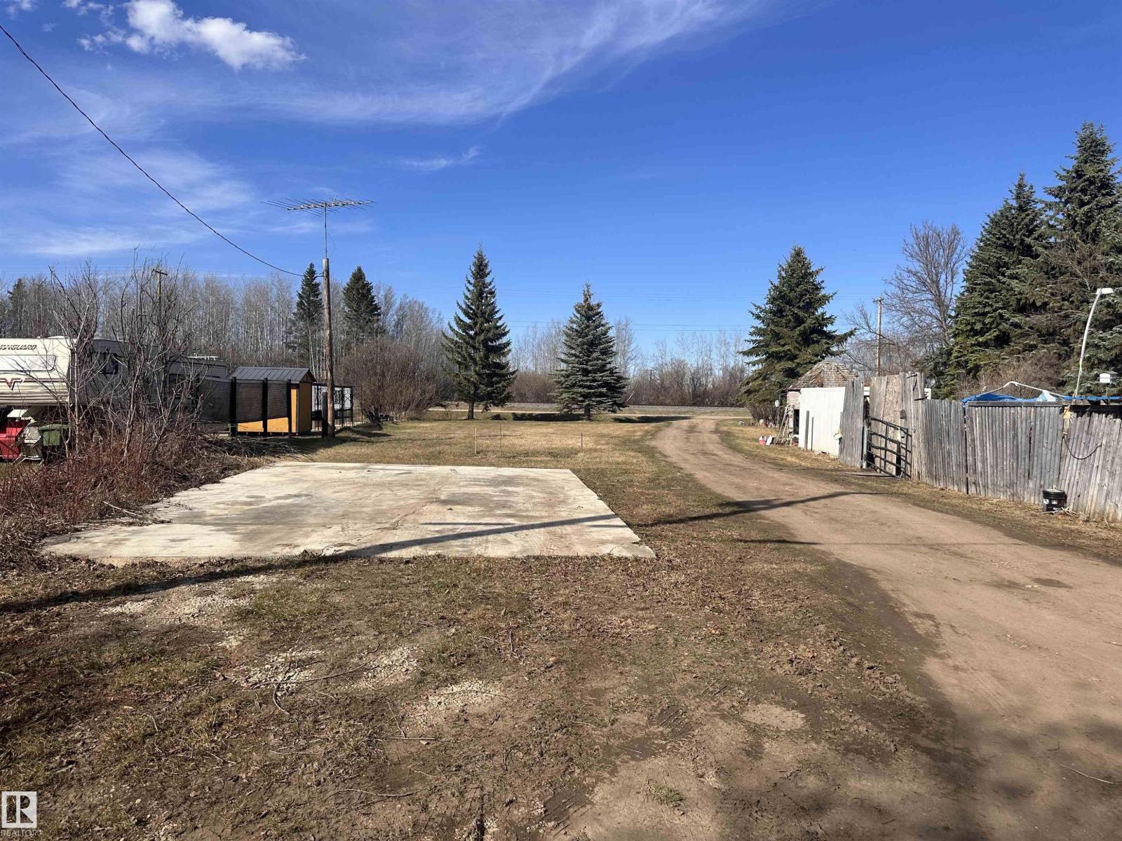 5211 50 Av Property Photo 4