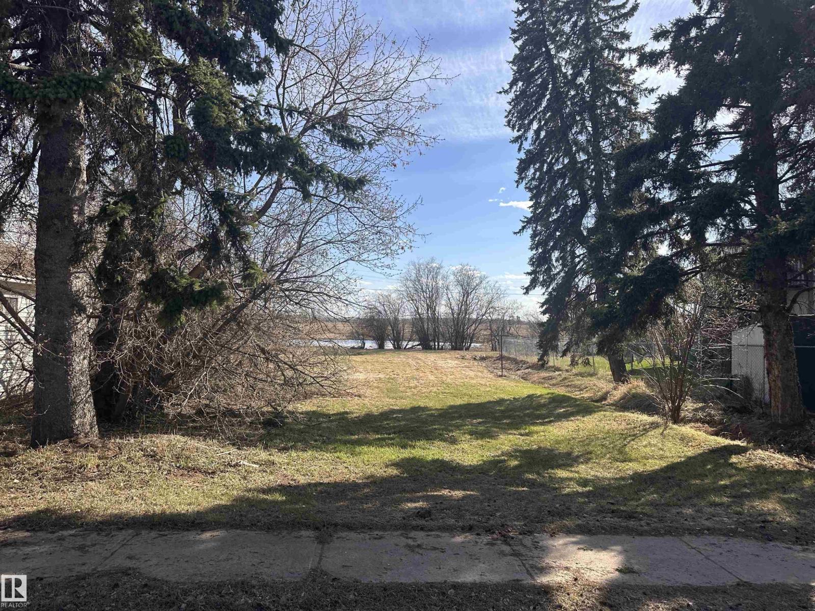 5013 50 Av Property Photo 1