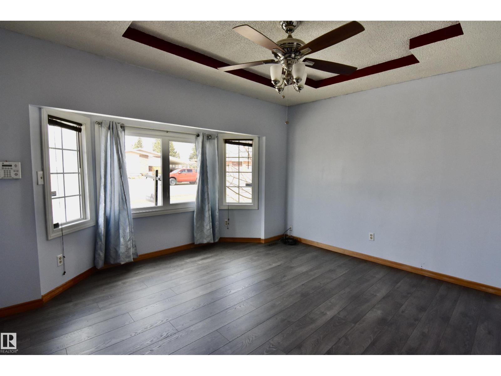 4629 46 Av Property Photo 3
