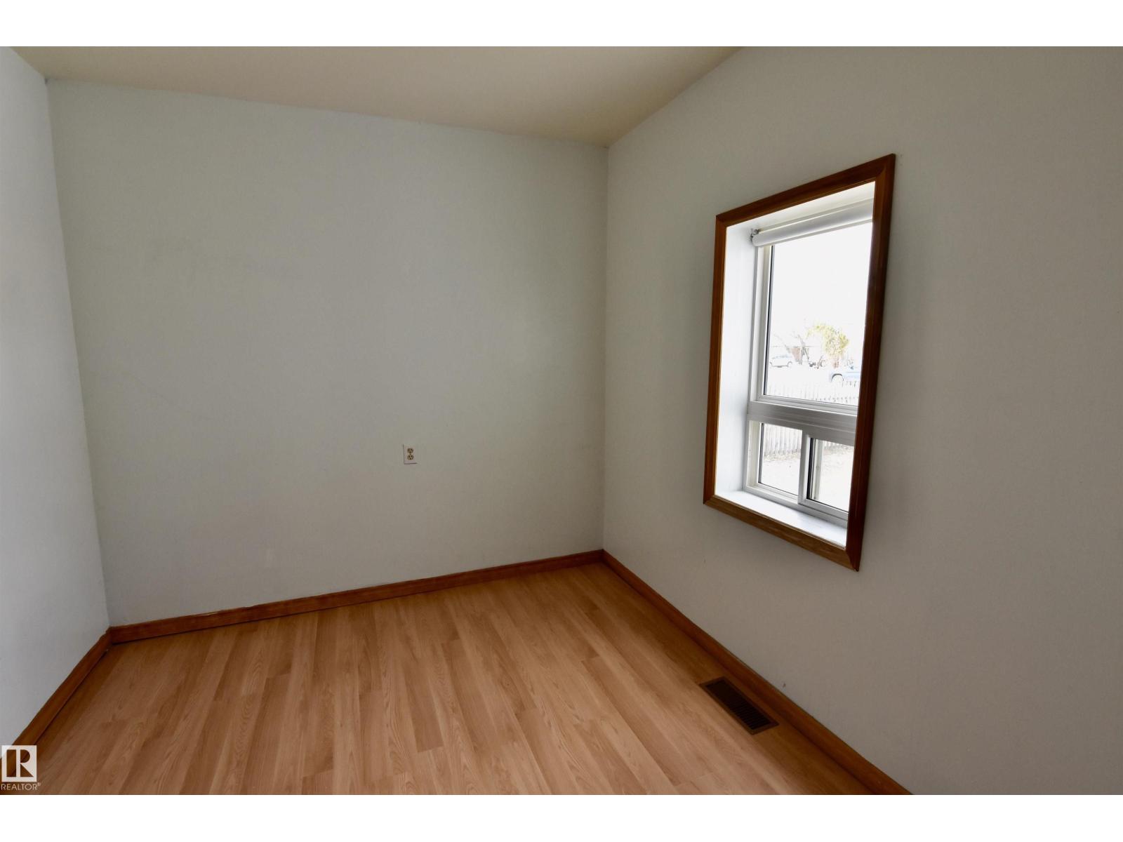 4629 46 Av Property Photo 6