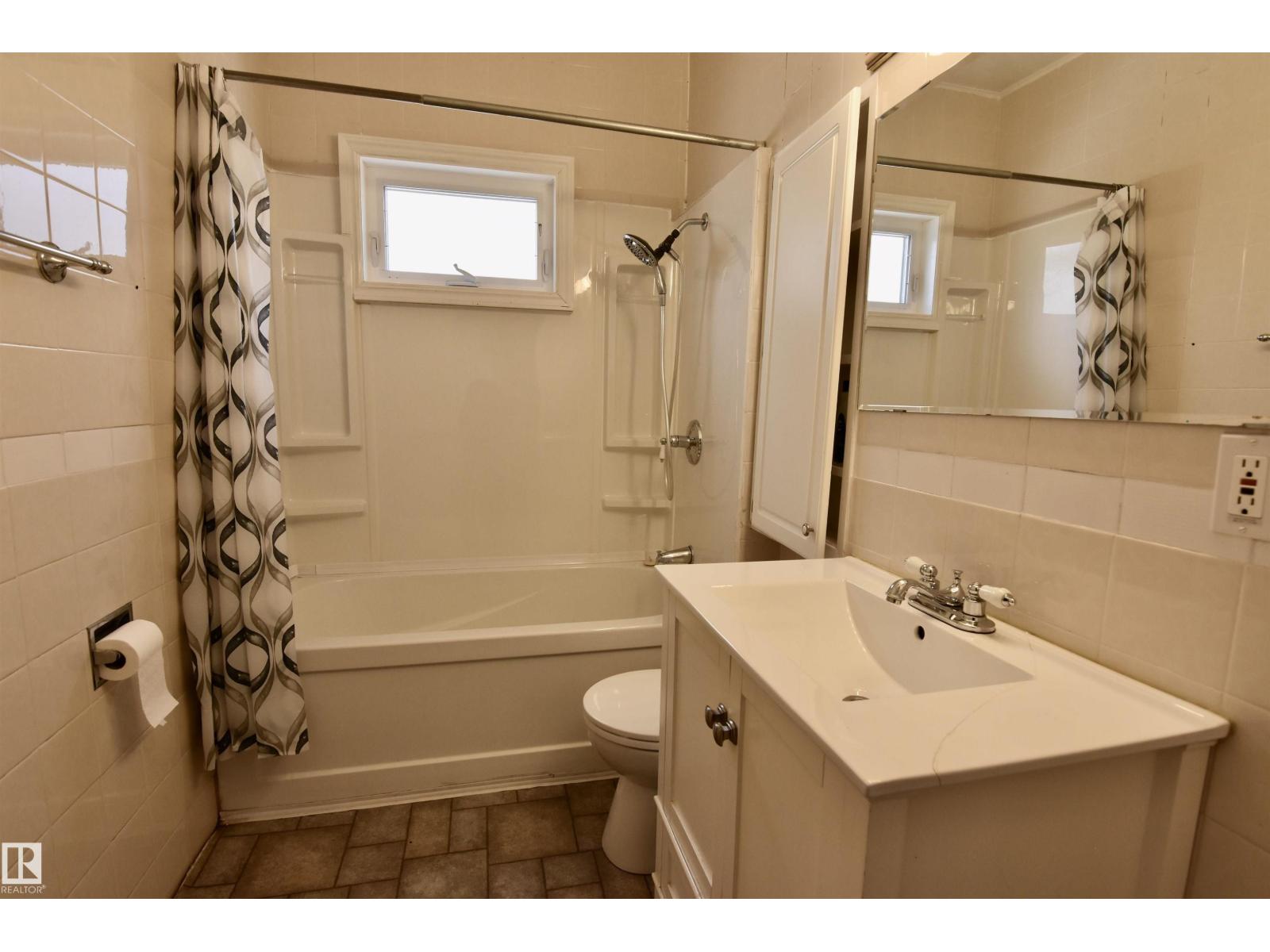 4629 46 Av Property Photo 8