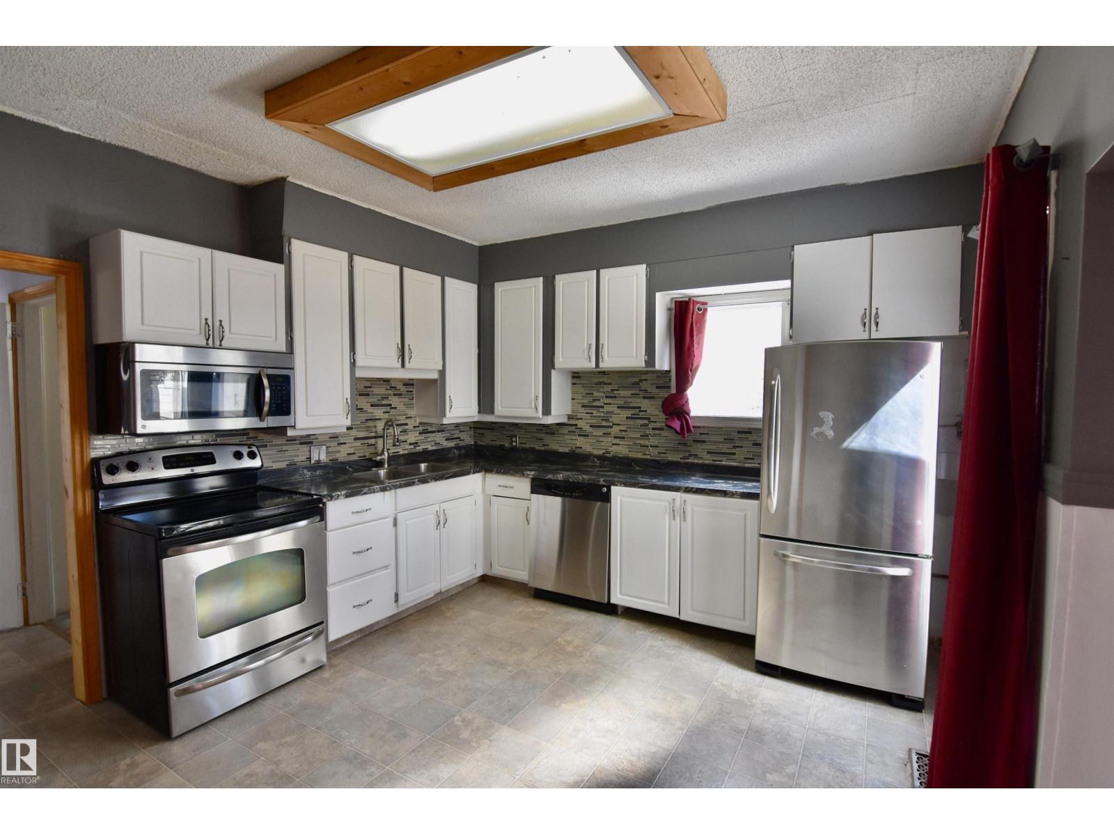 4629 46 Av Property Photo 9